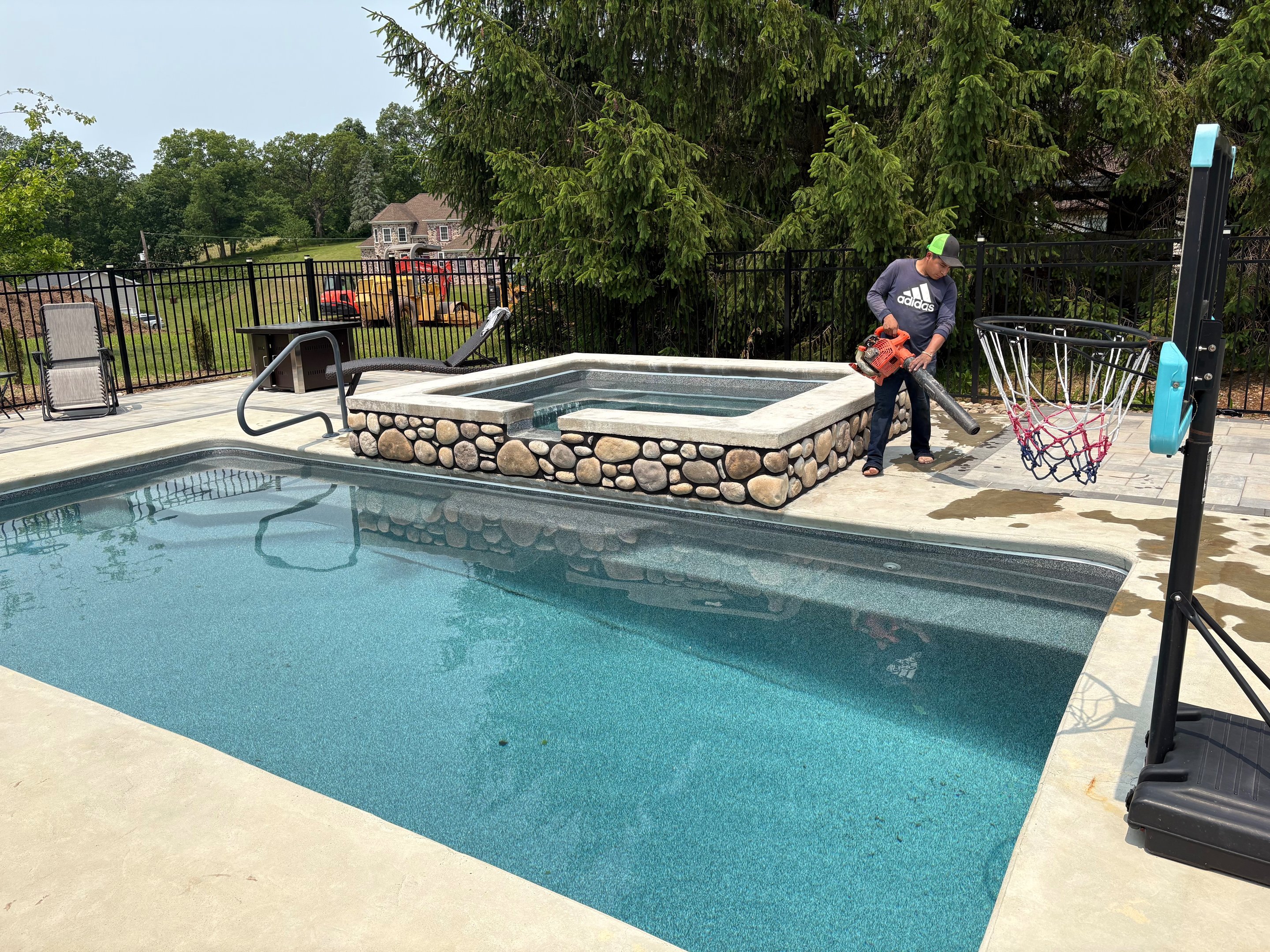 River rock stone veneer surrounding a swimming pool